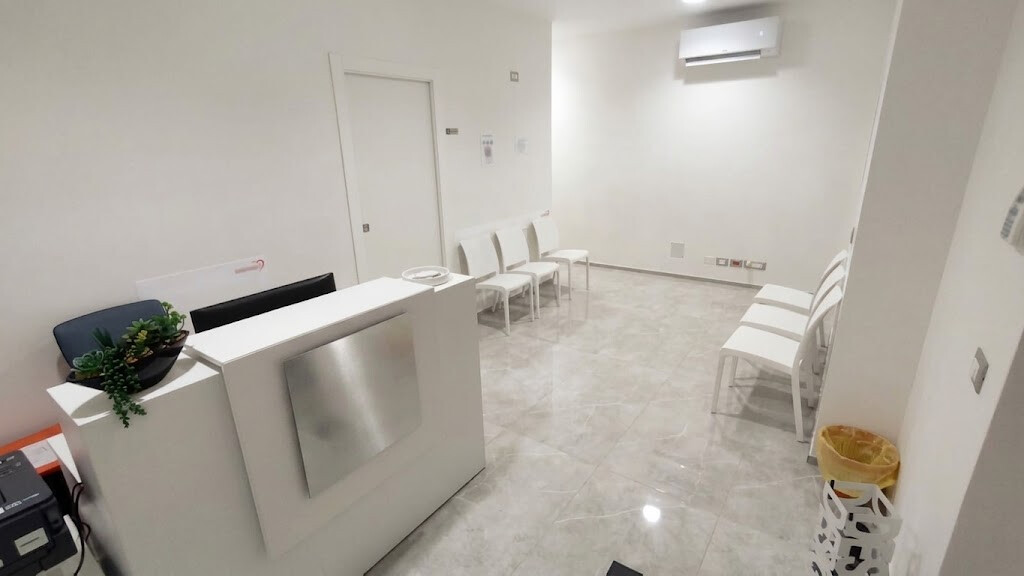 Stanza Gialla, studio medico attrezzato per visite specialistiche